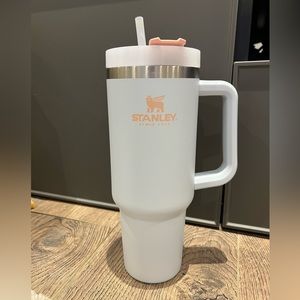 Stanley Water Bottle with handle - The Quencher 40oz Tumbler - Cloud White Peach